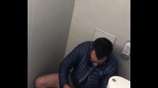 fit_men_toilet_spy_porn