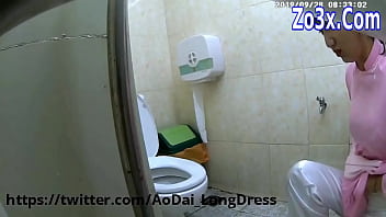 girls toilet karti huya xxx