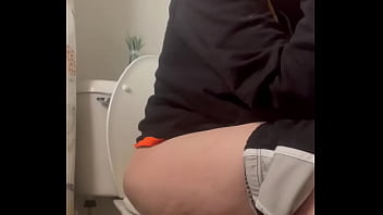 srilankan girl pissing toilet